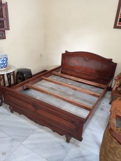 Dipan kayu tempat tidur