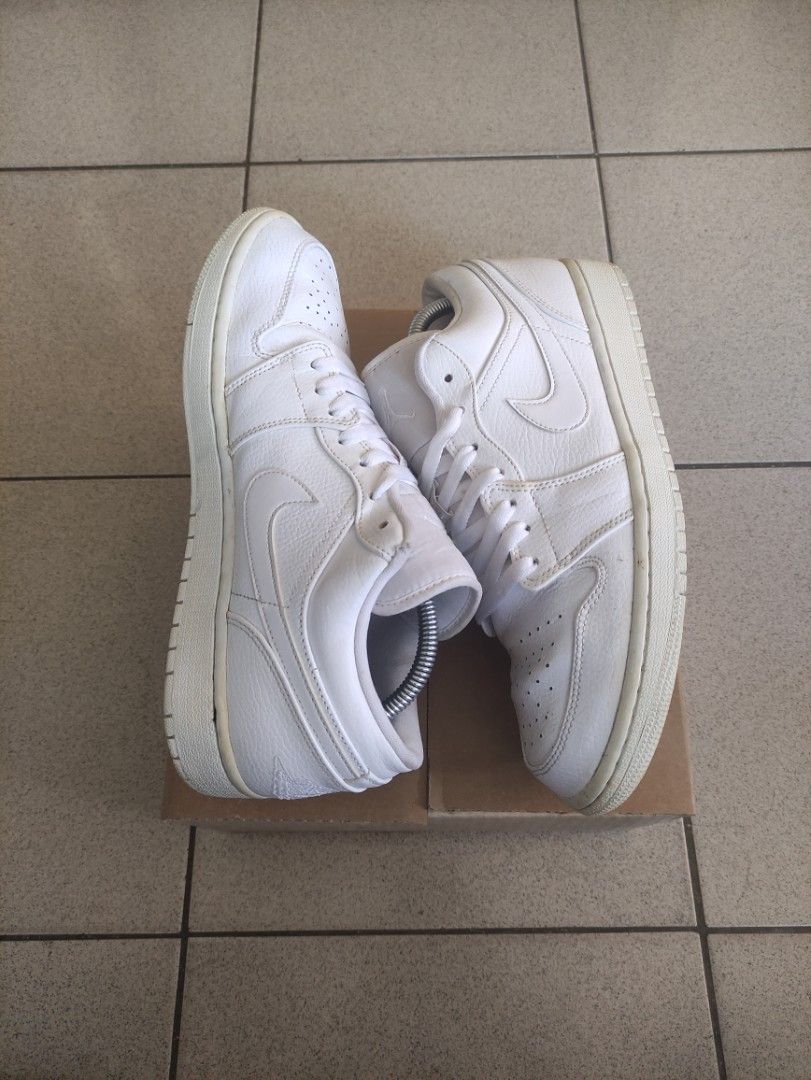 triple white jordan low