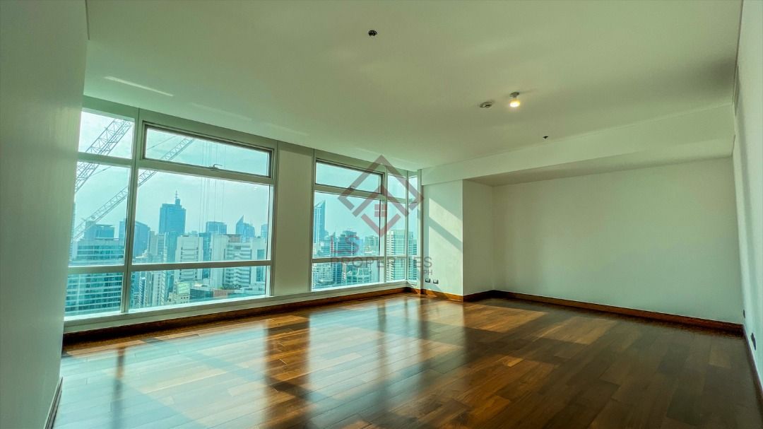 Prime Sky Unit in Two Roxas Triangle - Higher Floor, Property, For Sale ...