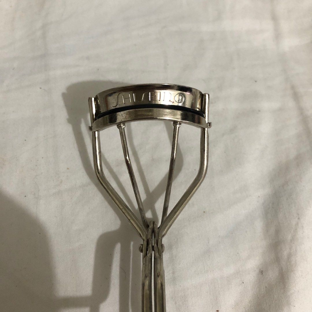 Shiseido Eyelash Curler (Category: Makeup) located in Las Pinas. Submitted by iesiley (Listing ID 1194737675, Image 1). Description: An award-winning eyelash curler that gives glamorous finish with dramatic curl effect. Easy to use. This cult-favorite tool lends lashes incredible lift and curl in a single squeeze. Its broad curve grabs every last lash, no matter the eye shape for the perfect, eye-framing fringe. 👉The #1 Eyelash Curler in the US*