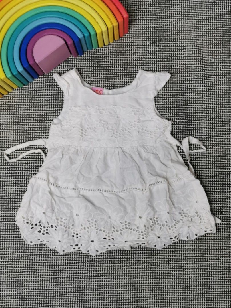 White baby dress (Category: Babies & Kids Fashion) located in Baguio. Submitted by jane08 (Listing ID 1194669384, Image 1). Description: For 6-12 mos.