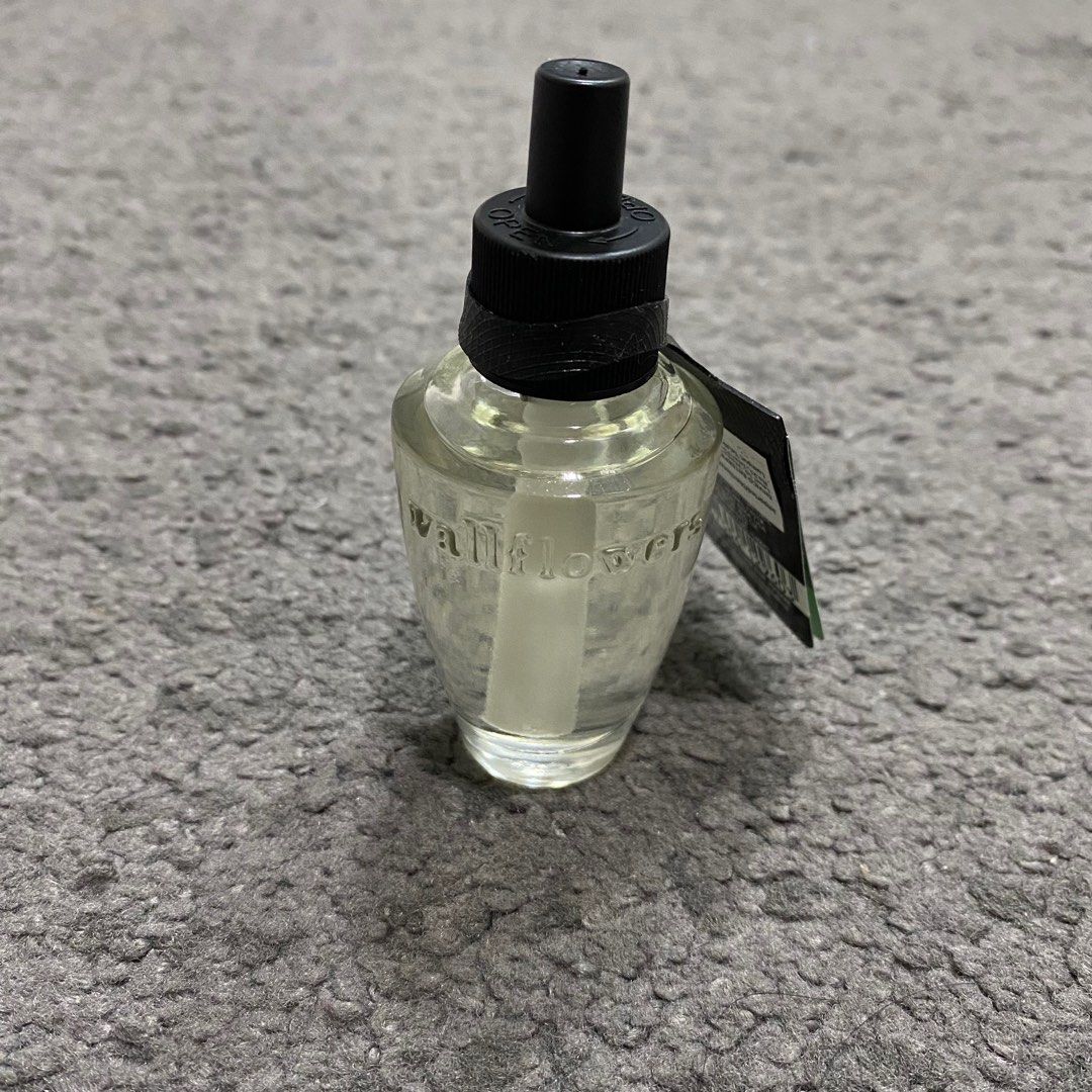 Bath & Body Works Wallflower Stress Relief Eucalyptus + Spearmint