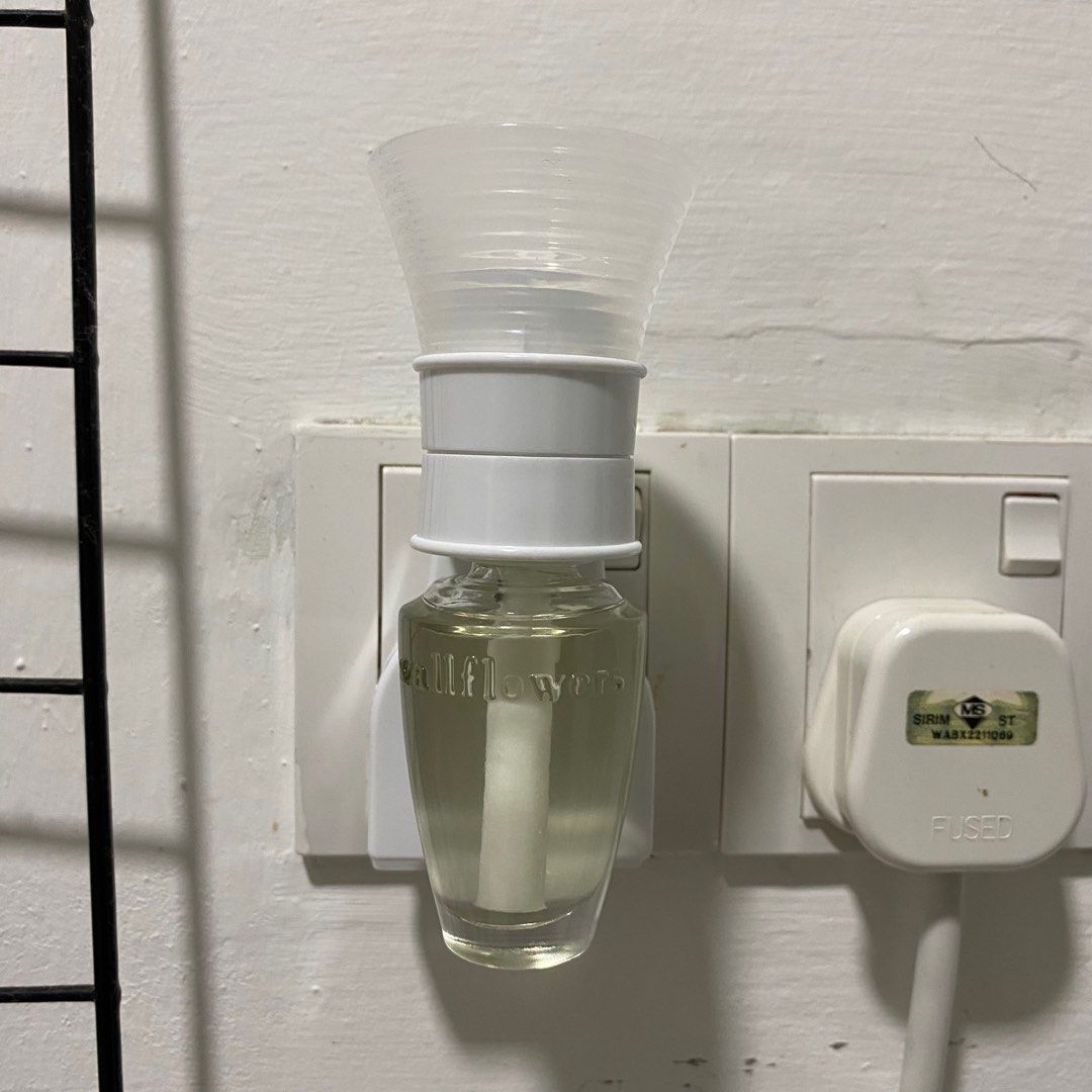 Bath & Body Works Wallflower Stress Relief Eucalyptus + Spearmint