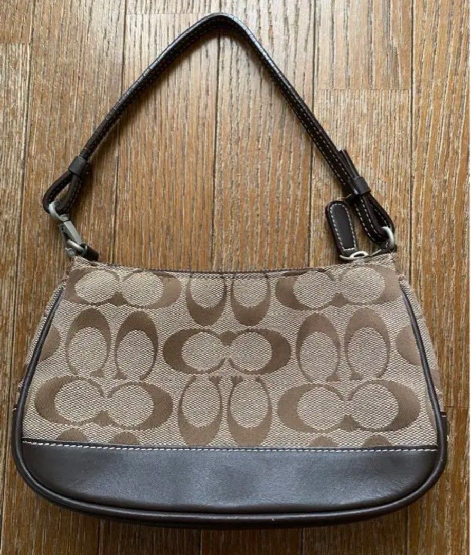 Coach Demi Baguette Dark Brown (Category: Luxury Bags & Wallets) located in Legazpi City. Submitted by sakurarr (Listing ID 1194824051, Image 1). Description: Check the zipper part for the flaw. ✈️ITEMS POSTED FROM TODAY ONWARDS WILL ARRIVE ON LAST-WEEK OF DECEMBER TO 2ND WEEK OF JANUARY .