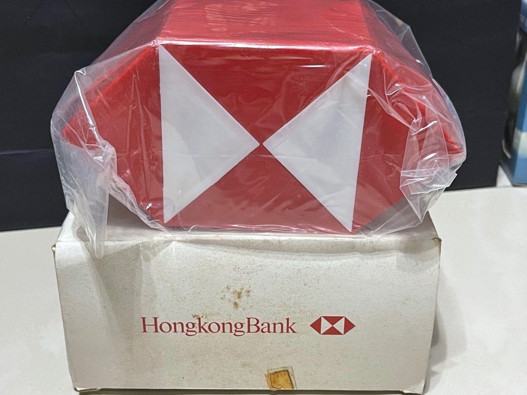 HSBC HONG KONG BANK 膠制錢箱 Coin Bank, 興趣及遊戲, 收藏品及紀念品, 古董收藏 Carousell