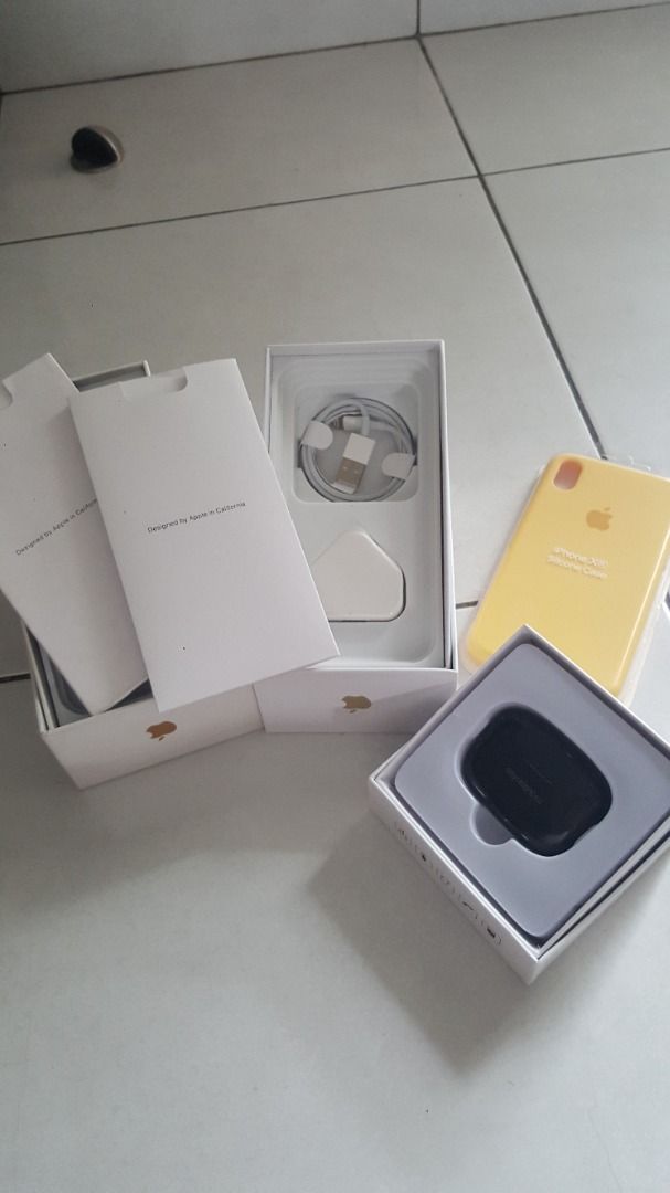 Iphone XR 256GB selling for cheap Many free gift is included