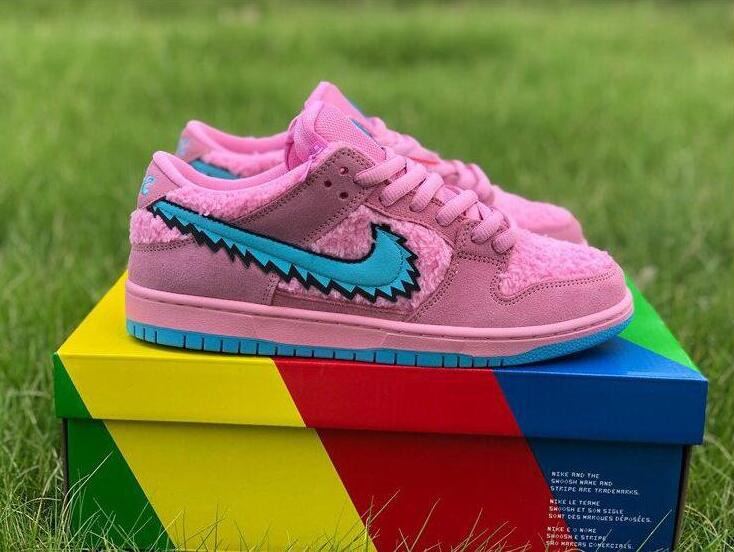 Nike SB Dunk Low Grateful Dead Bears Pink, 男裝, 鞋, 波鞋- Carousell