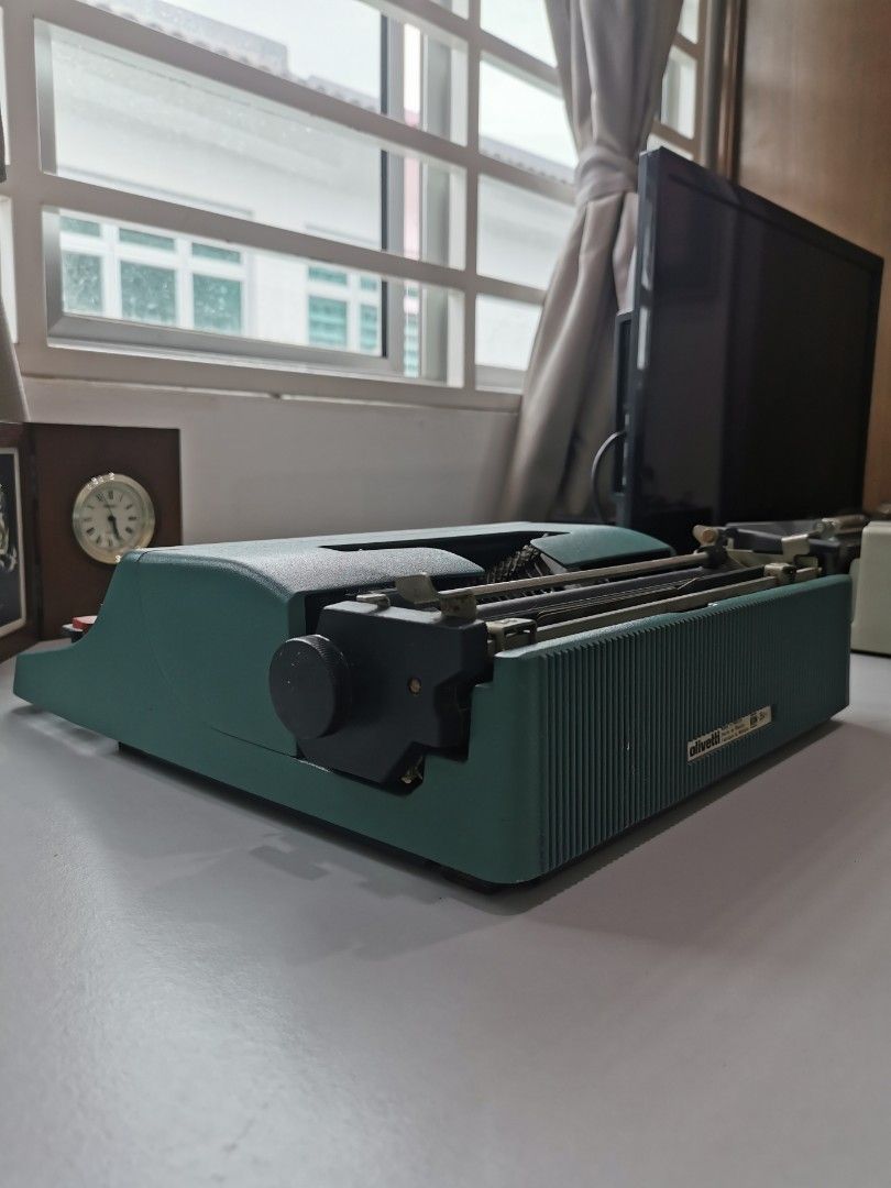 Olivetti Lettera 32 Typewriter, Hobbies & Toys, Collectibles ...