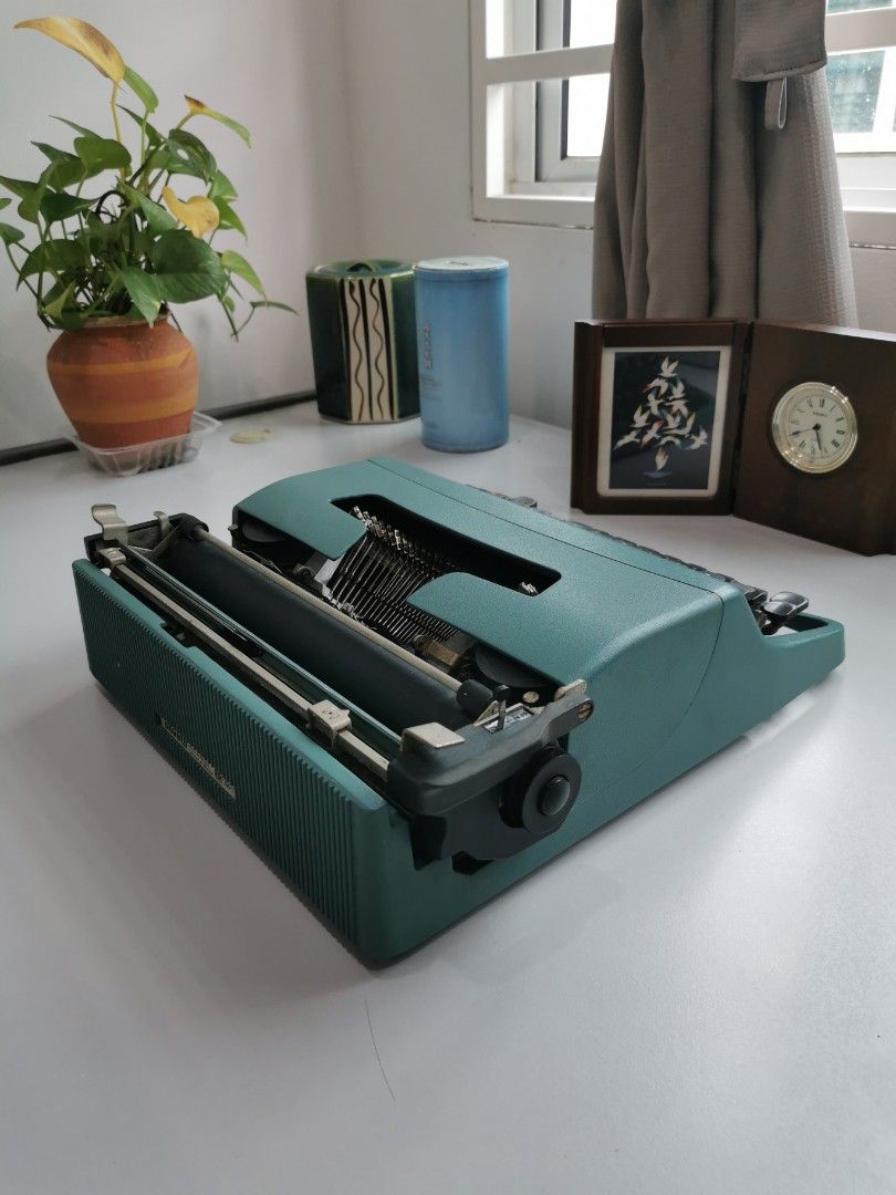 Olivetti Lettera 32 Typewriter, Hobbies & Toys, Collectibles ...
