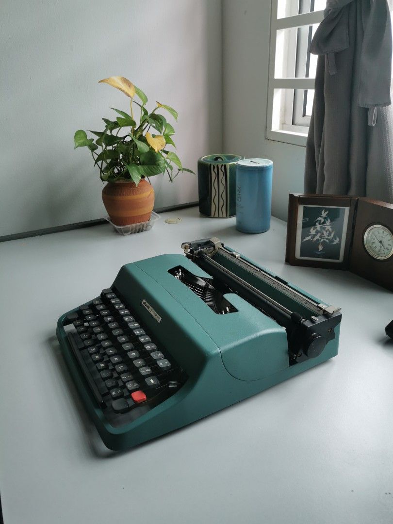 Olivetti Lettera 32 Typewriter, Hobbies & Toys, Collectibles ...