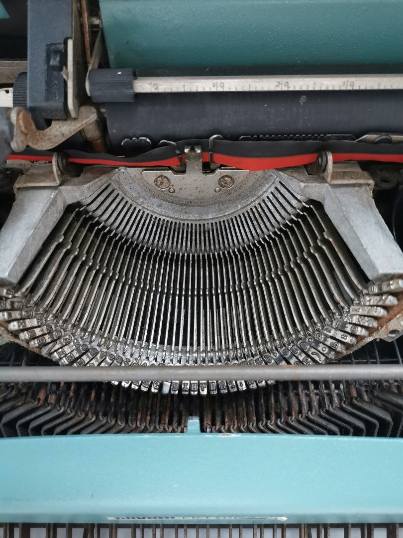 Olivetti Lettera 32 Typewriter, Hobbies & Toys, Collectibles ...