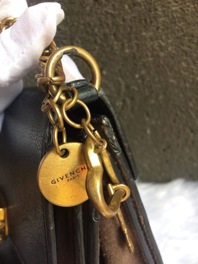 Givenchy GV3 GIVENCHY 2way bag ❤️ (Category: Luxury Bags & Wallets) located in Bacolod City. Submitted by chuchaystuffs (Listing ID 1194875018, Image 3). Description: Sooo rAre na this comes with dustbag pa signs of use sa edge lgn at rubber lining overall Ganda pa ni bag 😍 self authentic ate nlgn kc sabi ng supplier ko orig.