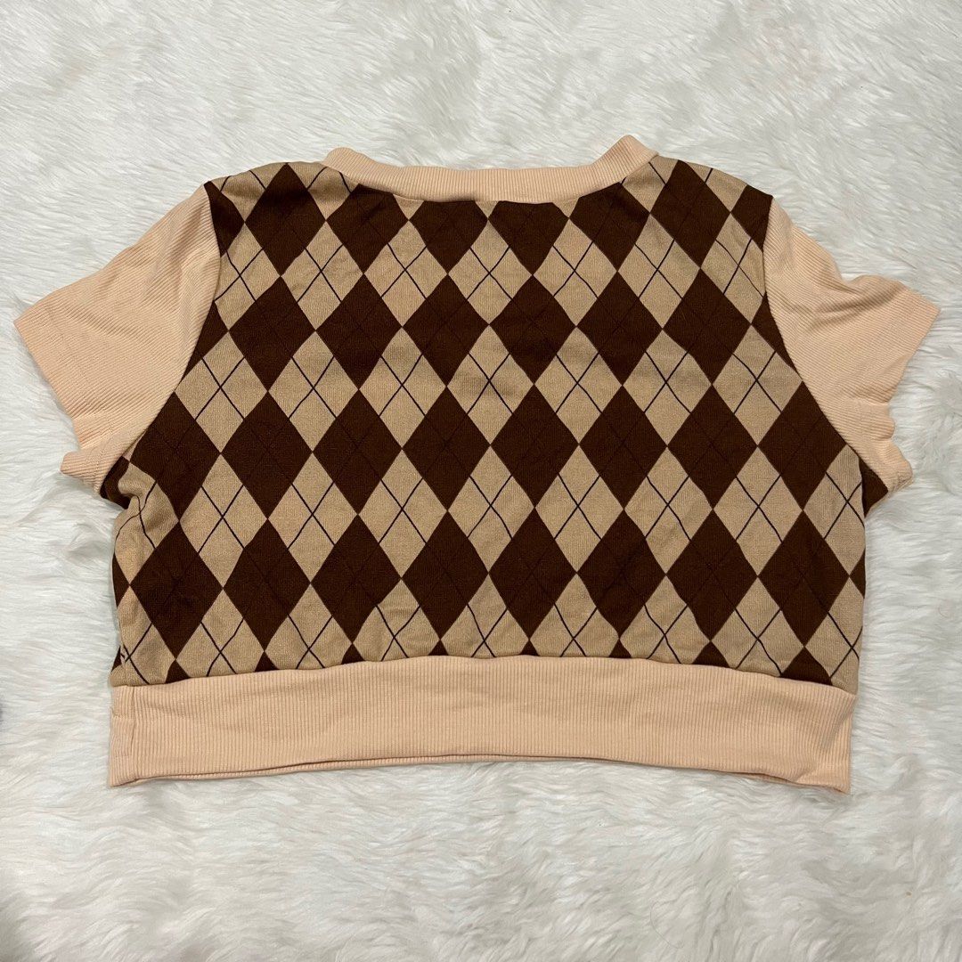 Shein Curve Cropped Top in XL (Category: Shirts) located in Pasig City. Submitted by shacncpcn (Listing ID 1194921007, Image 2). Description: .