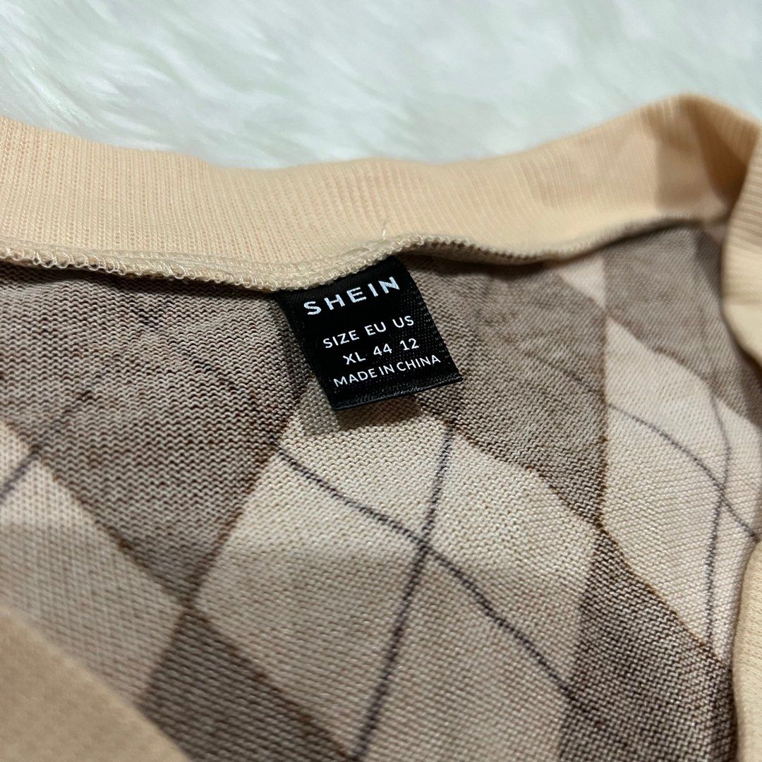 Shein Curve Cropped Top in XL (Category: Shirts) located in Pasig City. Submitted by shacncpcn (Listing ID 1194921007, Image 3). Description: .