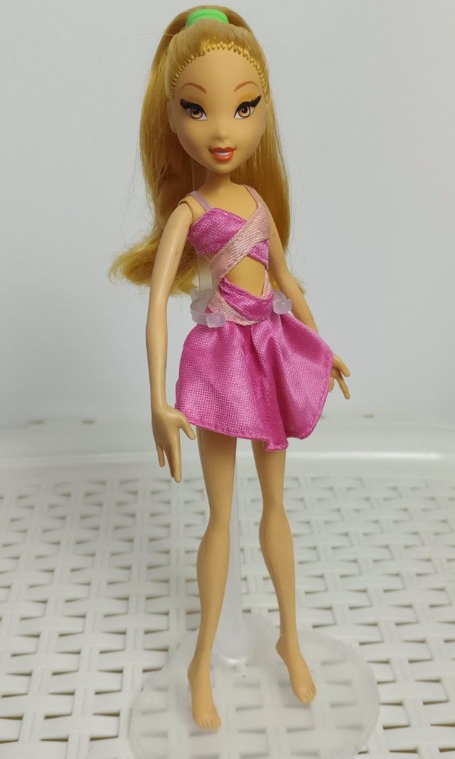 Singsational Magic Winx Club Flora Stella (Category: Figurines & Statues) located in Mandaluyong City. Submitted by pastelaine (Listing ID 1194922672, Image 3). Description: 1100 each (1800 as a set/pair) Good condition: Hair is tangled free + paint retouched.