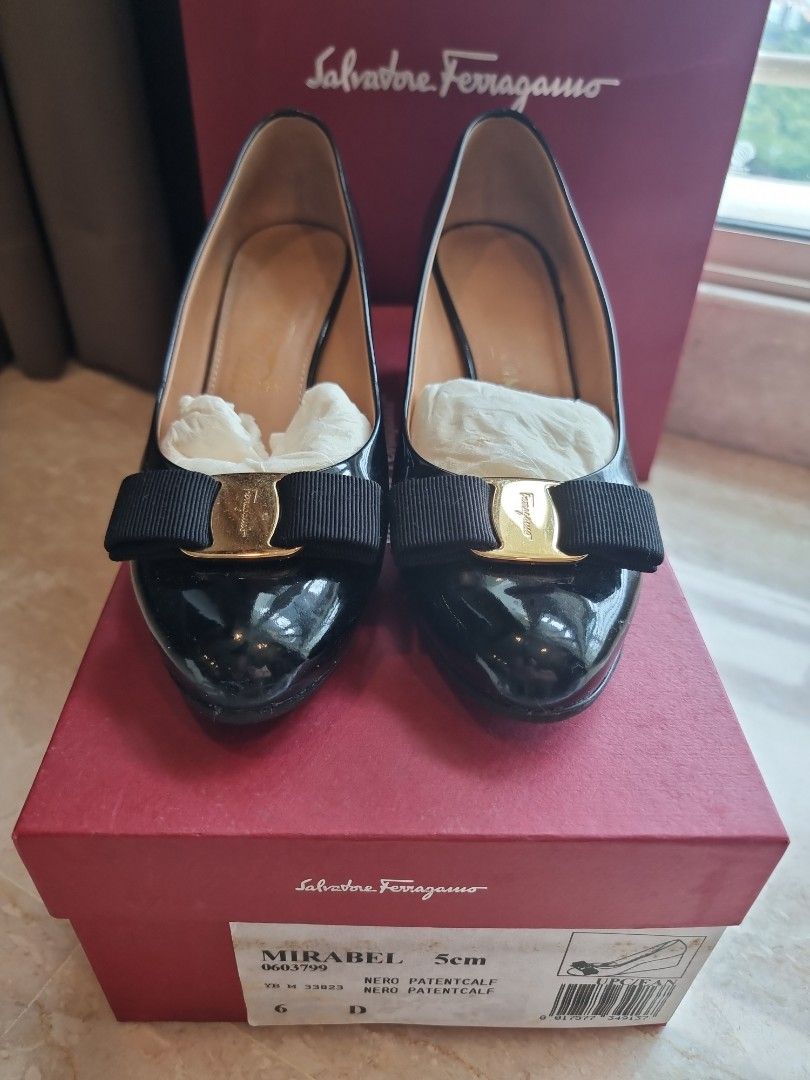 Used Classic black Ferragamo wedge