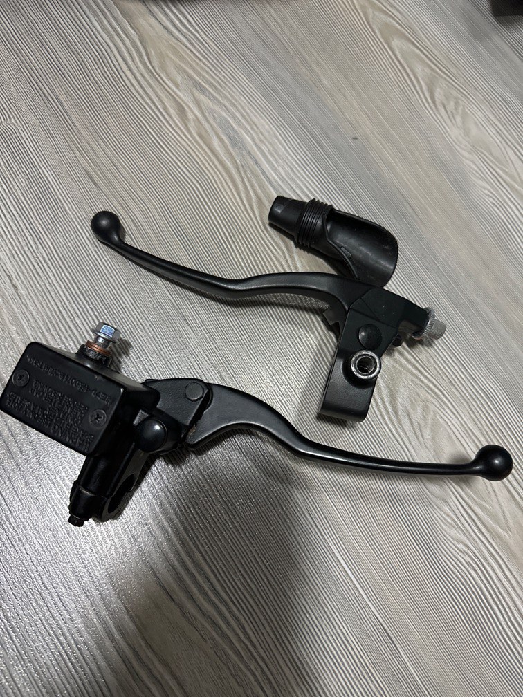 Yamaha R15 V3 stock clutch lever and brake master pump, Motorcycles