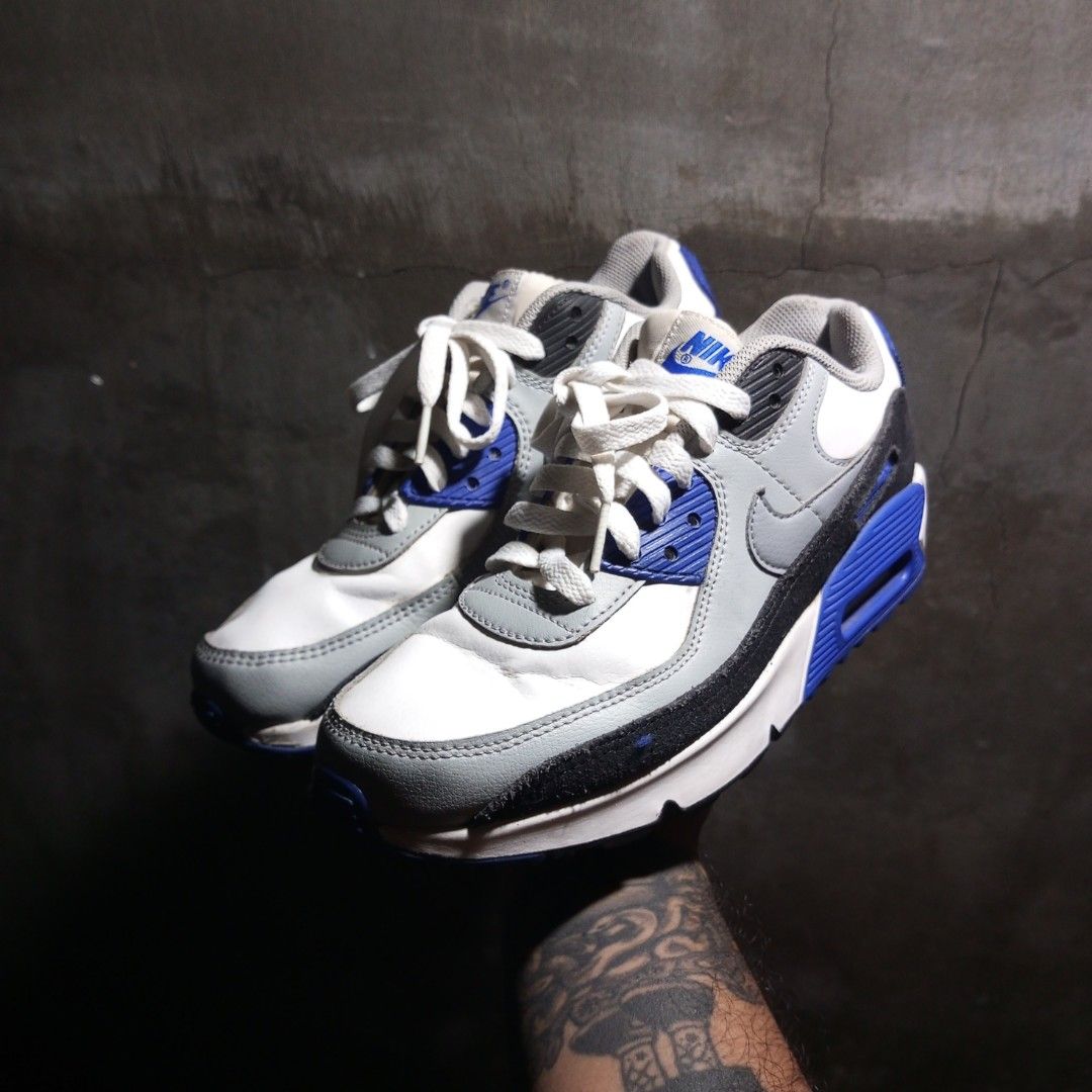 Nike air max 90 royal blue on top feet