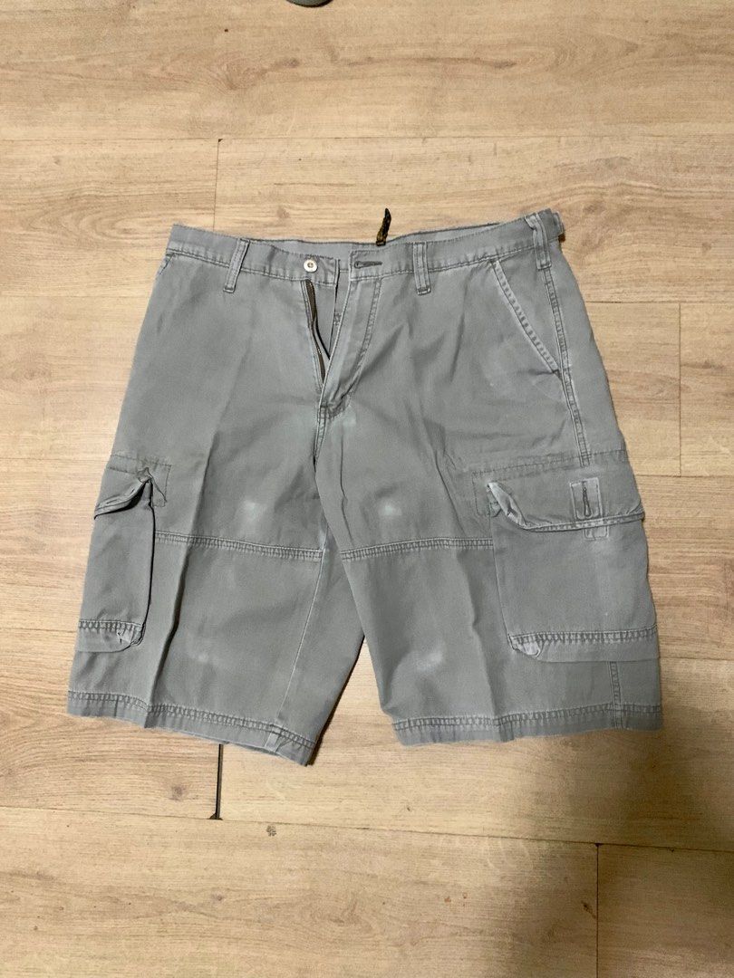 BENCH DARK GREY CARGO SHORTS (Category: Shorts) located in Manila. Submitted by _bizzd_ (Listing ID 1195113331, Image 2). Description: OrIginal Bench Preloved Like new condition, no flaw Selling only for 199 Pls see photo for measurements Retails RFS : Outgrown size Item will come be delivered from San Juan City Price + SF SF c/o buyer.