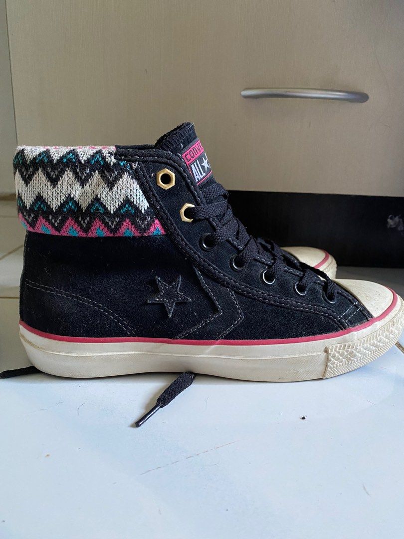 Converse High Cut original (Category: Sneakers) located in Batangas. Submitted by grnmclld (Listing ID 1194964098, Image 1). Description: Size: EUR: 29 CM: 24.5 UNISEX Negotiable price Slightly used Linis lang kelangan muka na ulit bago.
