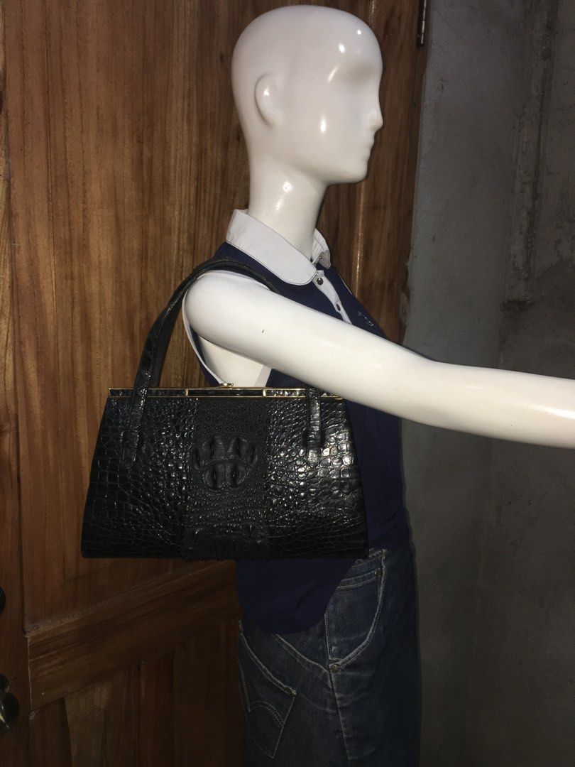 Crocodile leather (Category: Luxury Bags & Wallets) located in Mati. Submitted by michjake1009 (Listing ID 1195142911, Image 1). Description: Crocodile leather Ang ganda ang tibay .