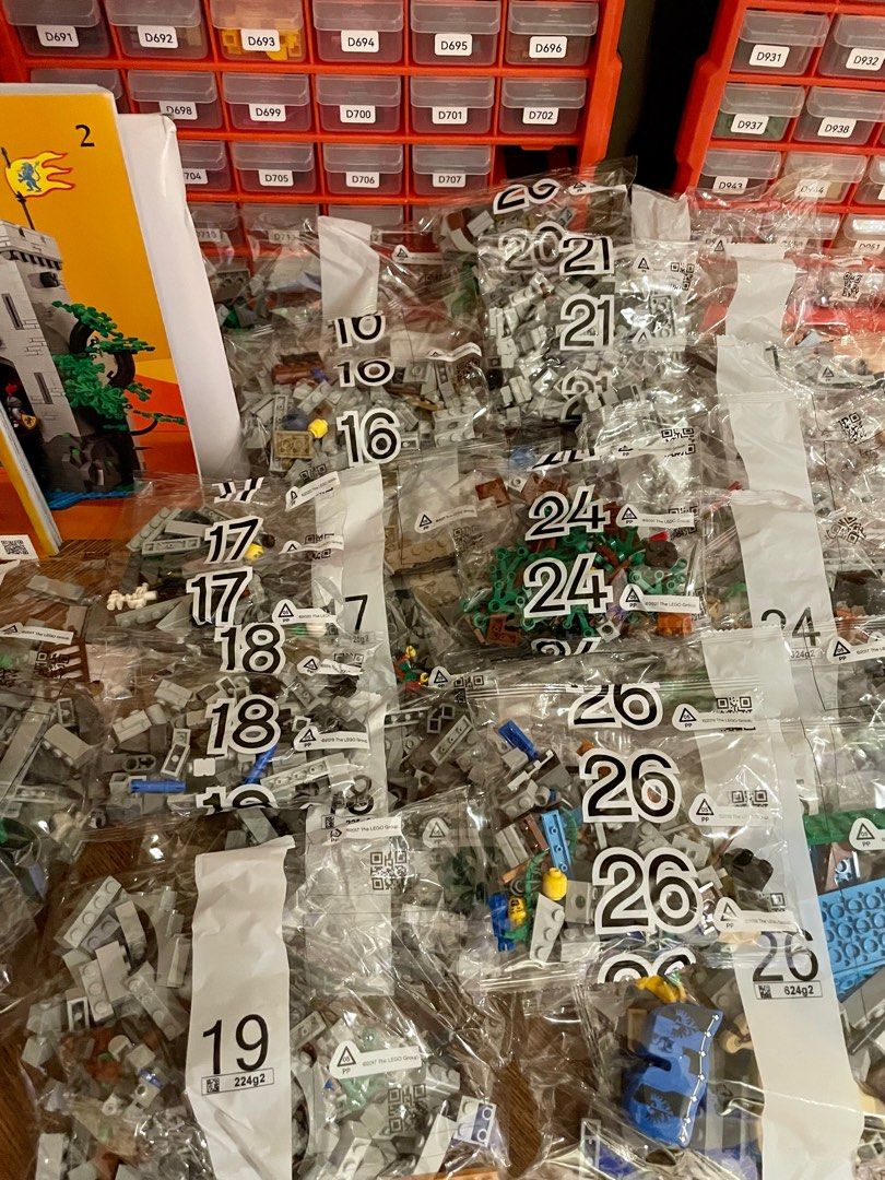 Lego Castle Bundle: 10305 Lion Knights' Castle and FREE 40567 