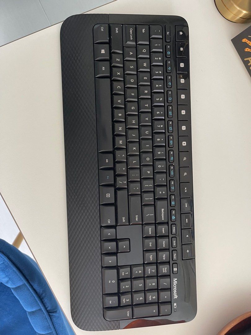 Microsoft Wireless Keyboard 2000 (model 1477) with battery and usb