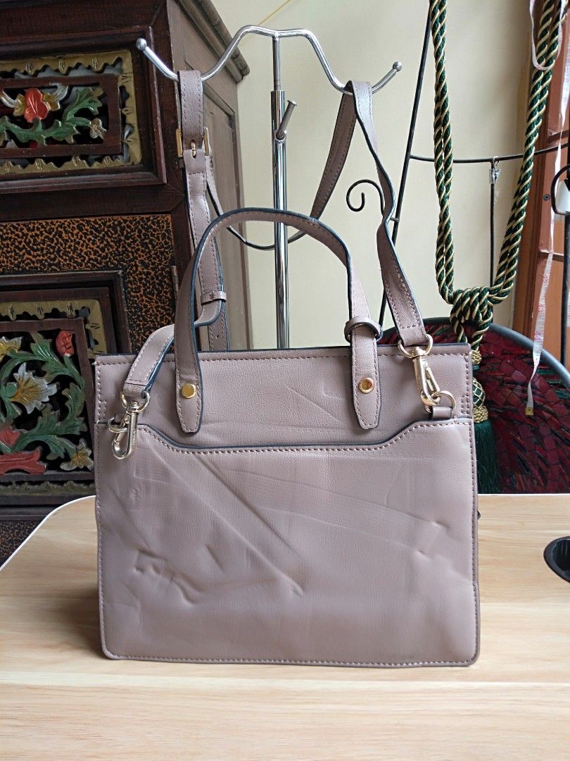 rosa.K korea Bag sz 25x22 minus jejak timpaan lapisan kulit talpan ada yg kelupas lainnya OK.cek foto nett