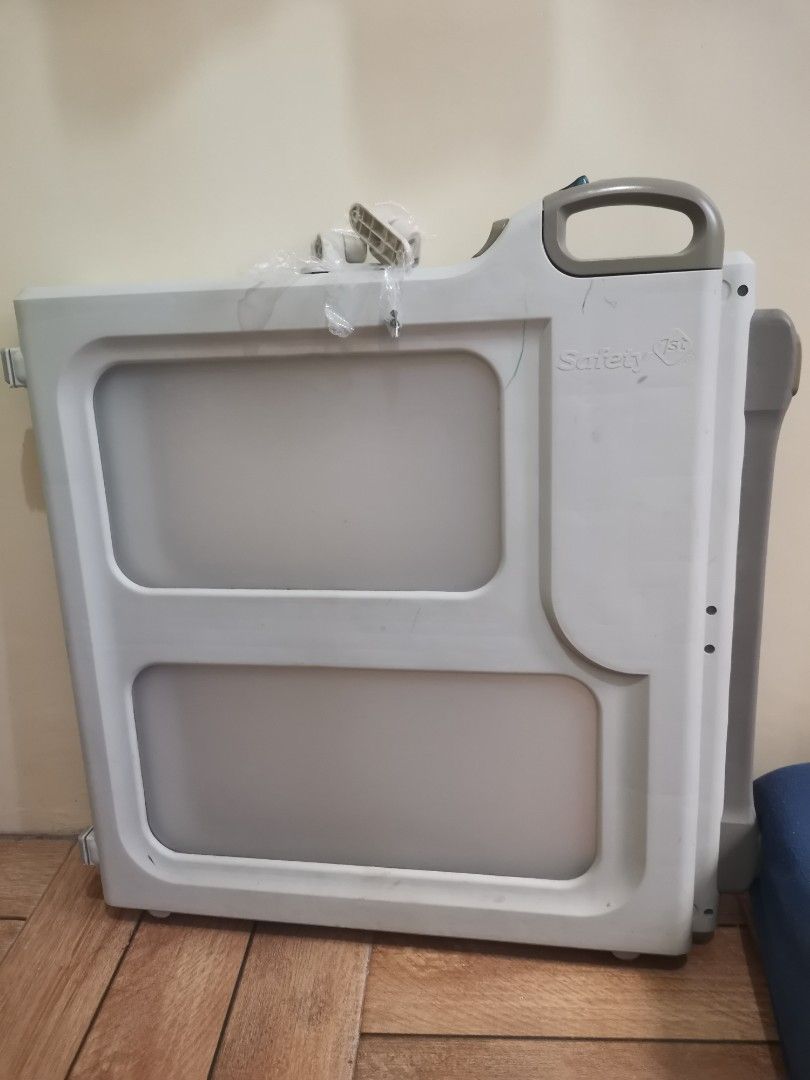 Safety 1st Baby Gate, Babies & Kids, Baby Nursery & Kids Furniture