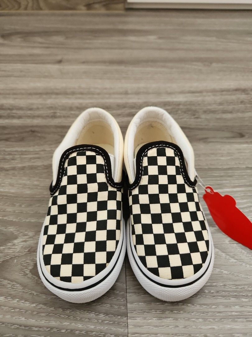 Checkerd black vans top