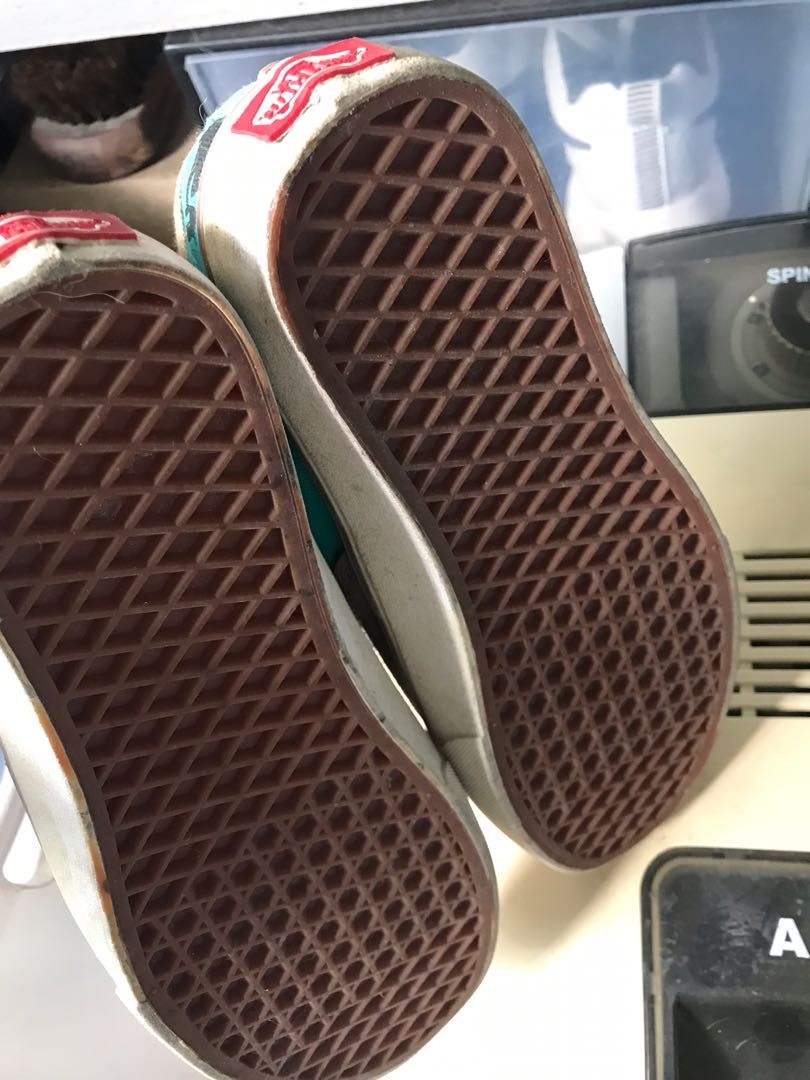 Vans Wmns size6 (Category: Sneakers) located in Quezon City. Submitted by secondglanceph (Listing ID 1195027713, Image 3). Description: I can’t authenticate, it was given to me as a gift. Wasn’t able to use it that much. Used it not more than 5x No box 23.5cm.