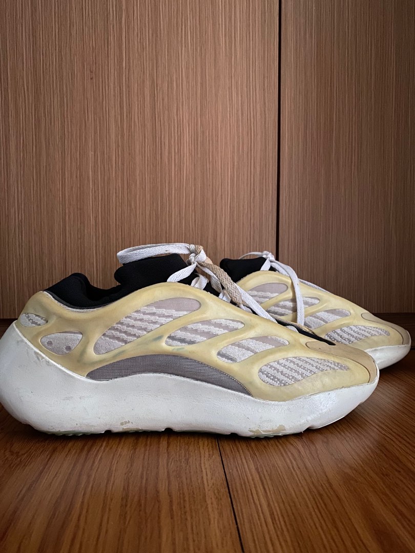 Adidas Yeezy 700 V3 Mono Safflower Size 46, Fesyen Pria, Sepatu , Sneakers  di Carousell