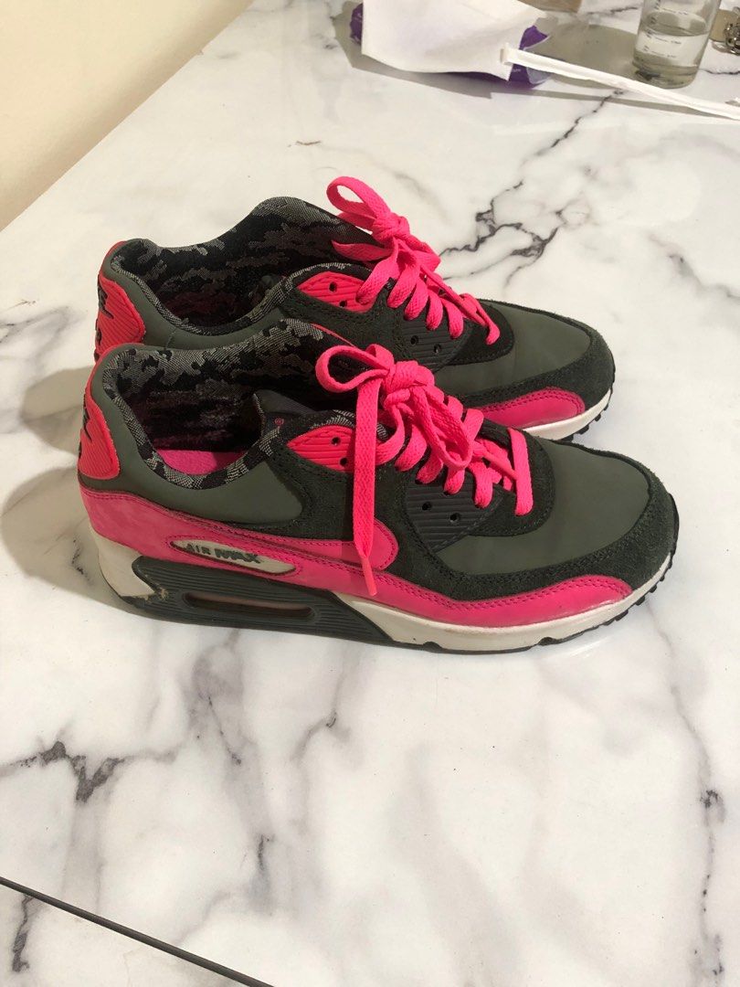 Nike Air Max 90 Essential Pink Grey White second for sale, Fesyen Wanita,  Sepatu di Carousell