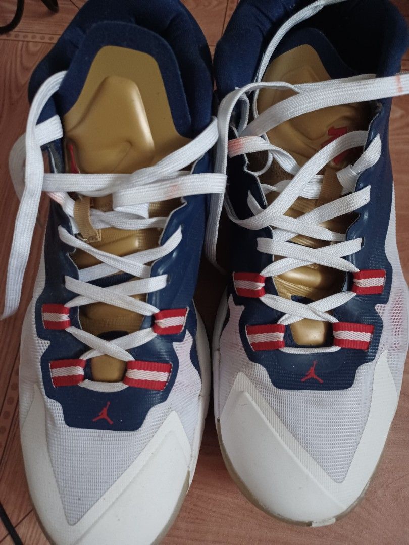 Basketball shoes, Announcements on Carousell