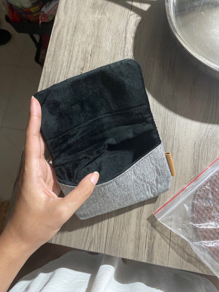 CAMERA CASE / POUCH (Category: Camera Bags & Carriers) located in Quezon City. Submitted by alozada48 (Listing ID 1195263356, Image 3). Description: Brandnew CAMERA POUCH Perfect for digital cameras / small point & shoot film cams Reason for selling: bought this for my vintage film cam but sadly it doesnt fit. Bought it for ₱300, selling for ₱270. Shipping fee shouldered by buyer. .