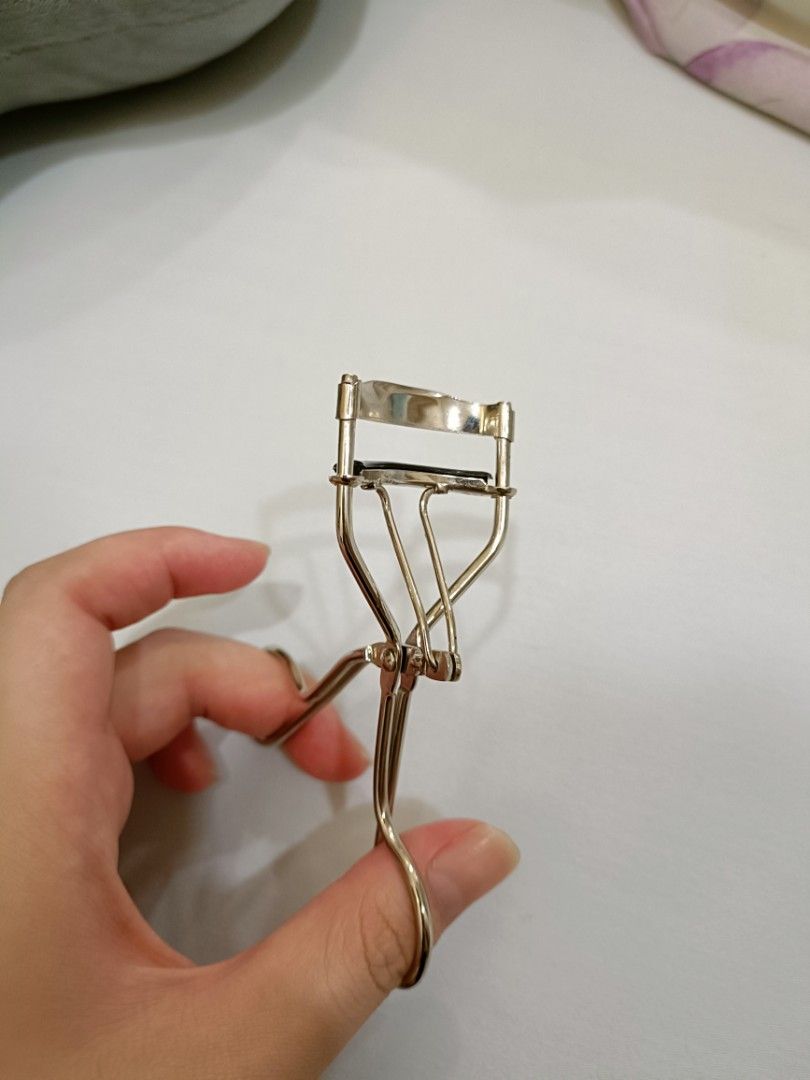 Daiso eyelash curler, Beauty & Personal Care, Face, Makeup on Carousell