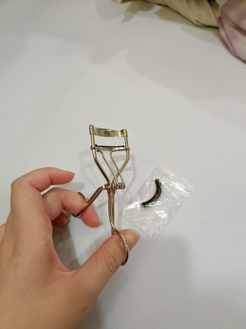 Daiso eyelash curler, Beauty & Personal Care, Face, Makeup on Carousell
