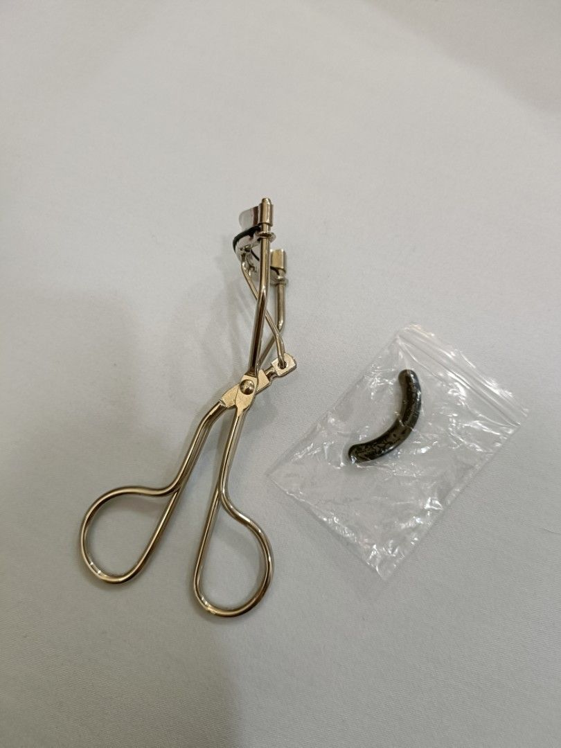 Daiso eyelash curler, Beauty & Personal Care, Face, Makeup on Carousell