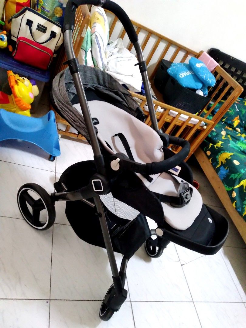 Evenflo Nuvue 2 High Compact (Category: Strollers) located in San Mateo. Submitted by russellesonlineshop (Listing ID 1195225335, Image 3). Description: Super ganda sa personal. Hard to let go pero need ko stroller yung pang dalawahan for my 2 babies. See each photos for handle issue, hindi naman po sya masyado halata naipit kc sa sasakyan, but stroller is still like new. Use few times..
