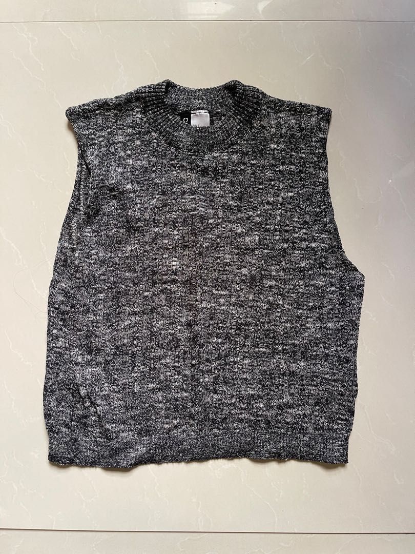 H&M Grey Textured Sleeveless Crop Top (Category: Sleeveless) located in Quezon City. Submitted by needtodeclutterpls (Listing ID 1195187659, Image 1). Description: RFS: decluttering.
