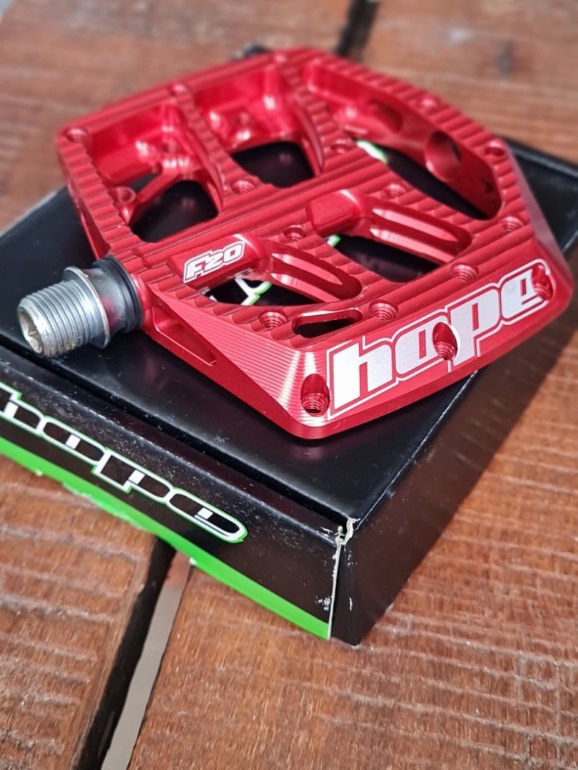Red mtb sales flat pedals