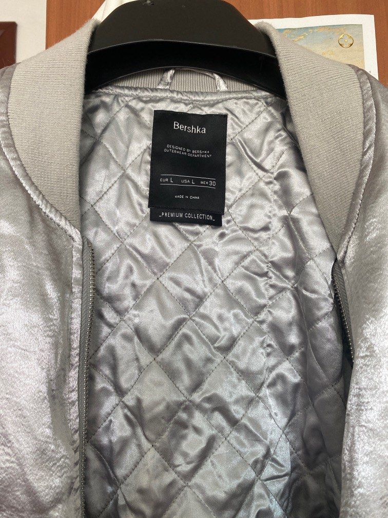Jacket (Category: Activewear) located in Singapore. Submitted by lynne1 (Listing ID 1195203494, Image 3). Description: Brand: Bershka Premium collection This is an interlayer of silk fabric. It‘s very soft..