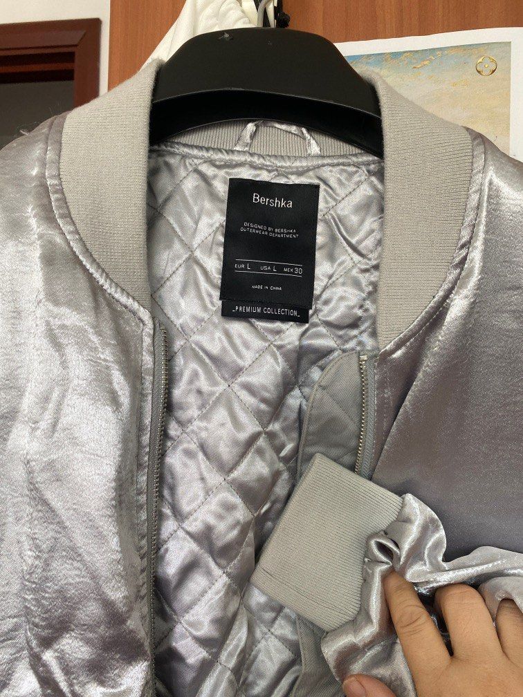 Jacket (Category: Activewear) located in Singapore. Submitted by lynne1 (Listing ID 1195203494, Image 4). Description: Brand: Bershka Premium collection This is an interlayer of silk fabric. It‘s very soft..