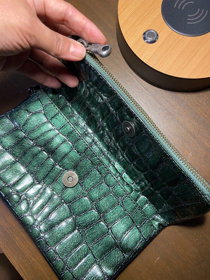 Jade Green Clutch bag (Category: Luxury Bags & Wallets) located in Makati City. Submitted by maryclaire72 (Listing ID 1195277102, Image 2). Description: No issue * Still in excellent condition * Brand Vera Wang * So gorgeous. * Can be a clutch bag / wrist bag ( for casual or formal used) .