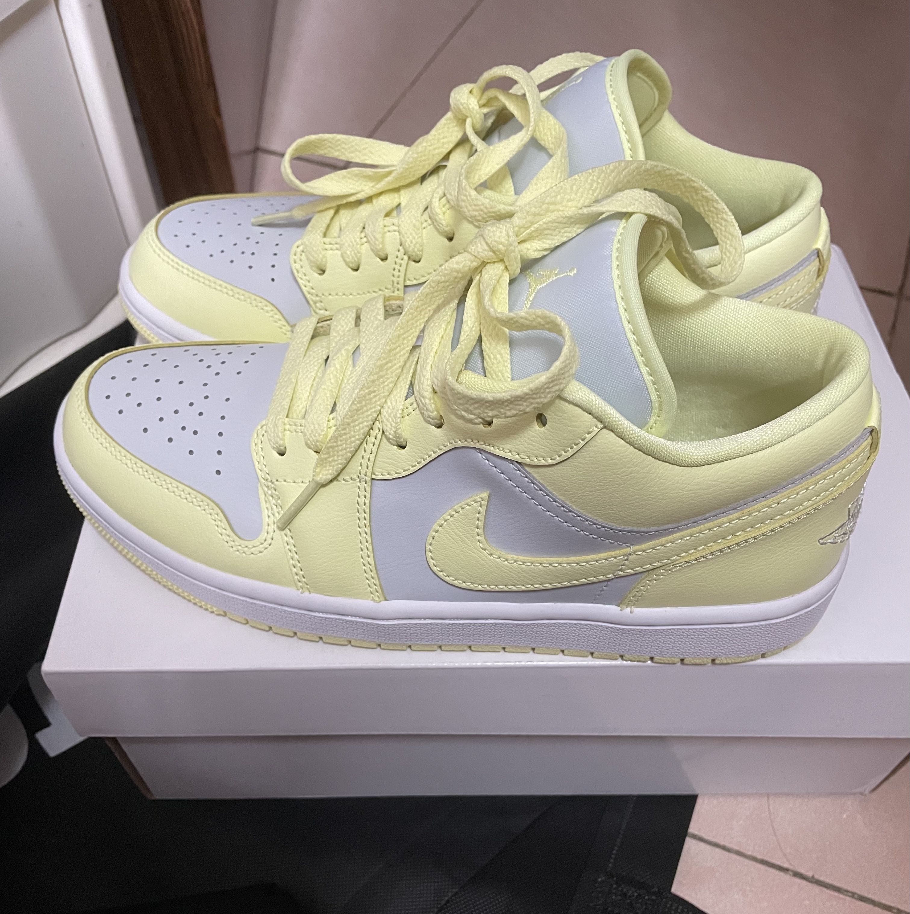 NIKE Air Jordan 1 Low Lemonade, 男裝, 鞋, 便服鞋 Carousell