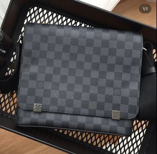 Louis Vuitton 2019 pre-owned District PM messenger bag, Black