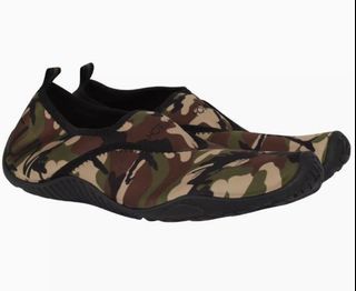 Men water shoes
