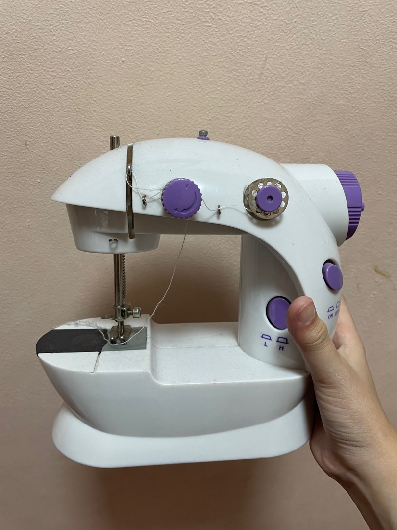 Mini sewing machine, Hobbies & Toys, Stationary & Craft, Craft Supplies