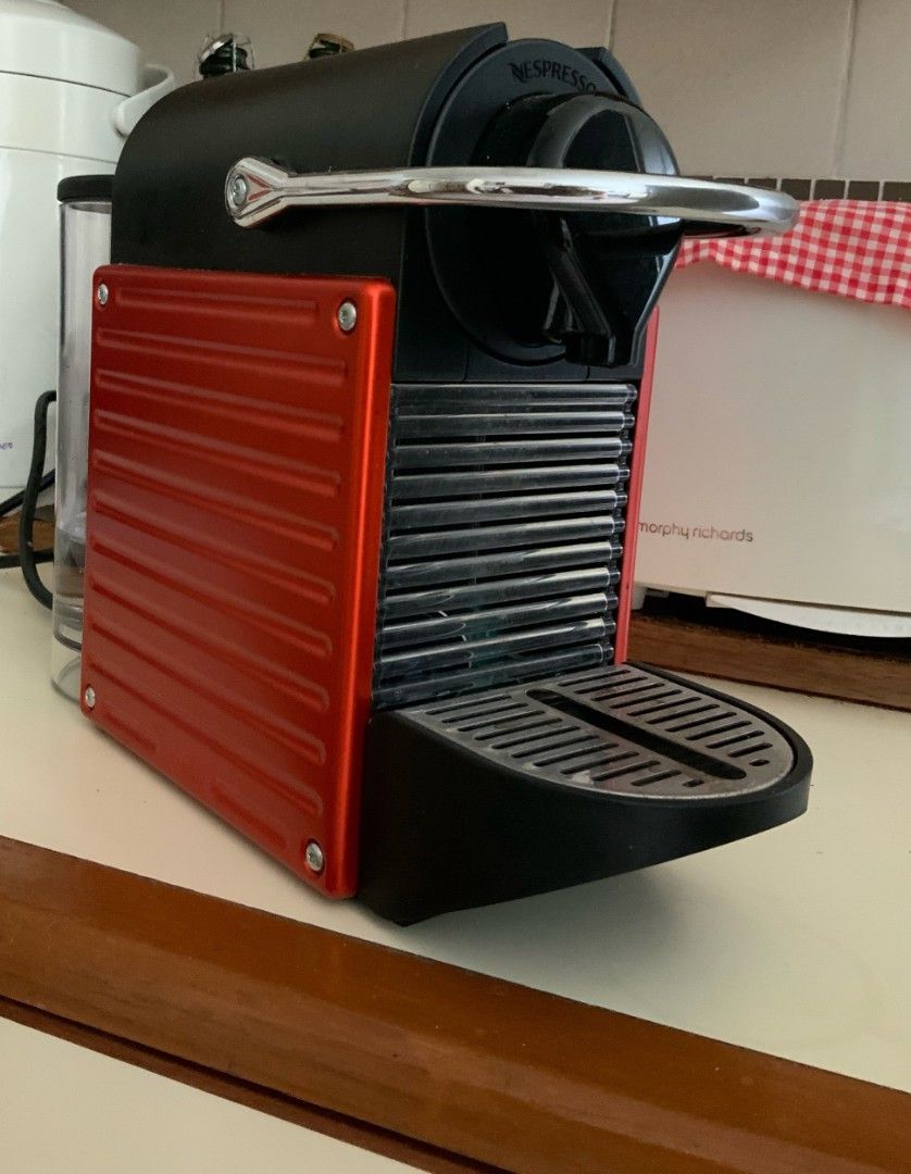 Nespresso Pixie coffee maker （分類：其他家庭電器）位於 Hong Kong。 由 webspeed 提交（商品編號 1195230401，圖片 2）。簡介： Nespresso Pixie coffee maker in working order. Boxed with manual. Free 5 capsules。