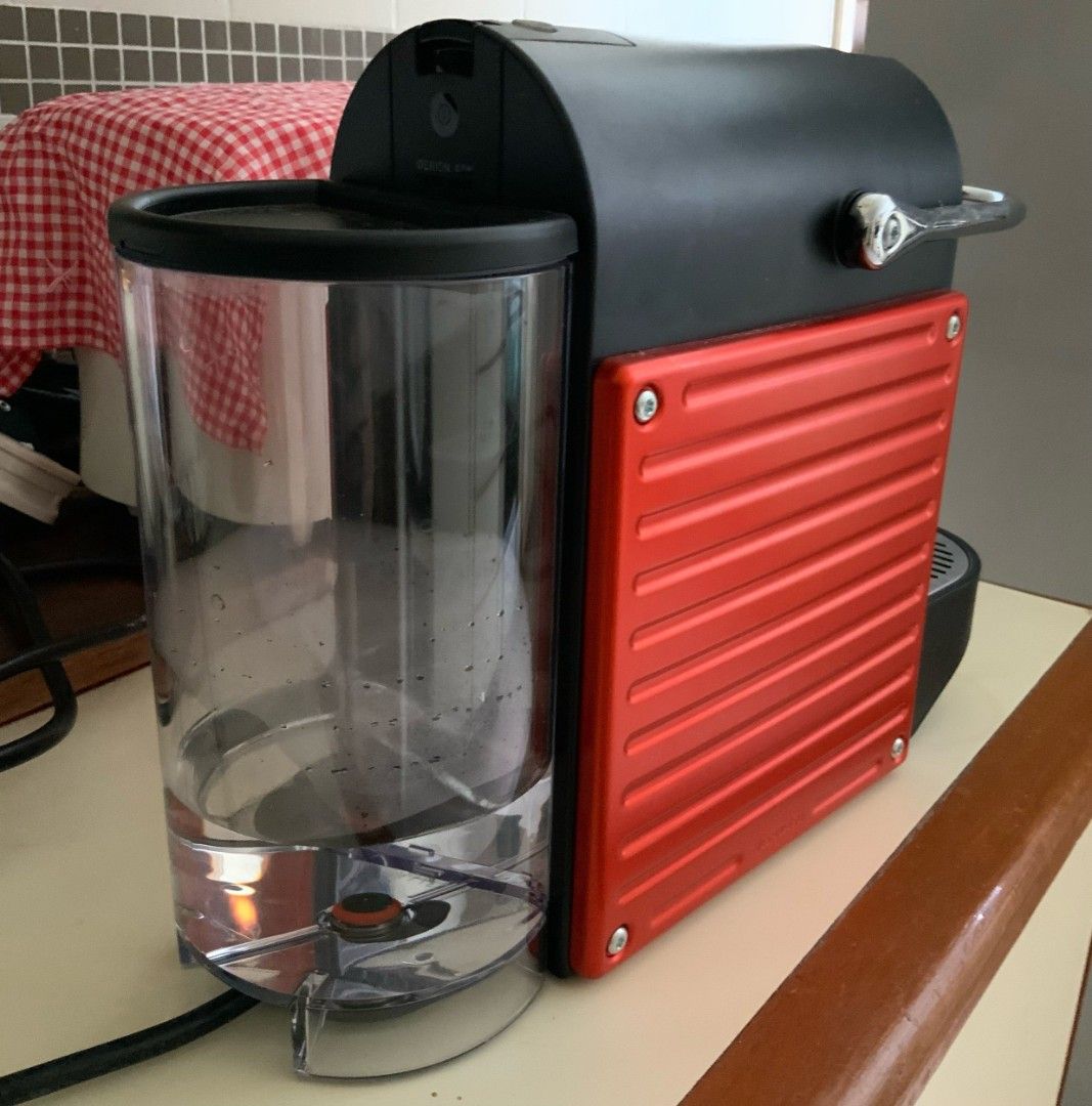 Nespresso Pixie coffee maker （分類：其他家庭電器）位於 Hong Kong。 由 webspeed 提交（商品編號 1195230401，圖片 3）。簡介： Nespresso Pixie coffee maker in working order. Boxed with manual. Free 5 capsules。
